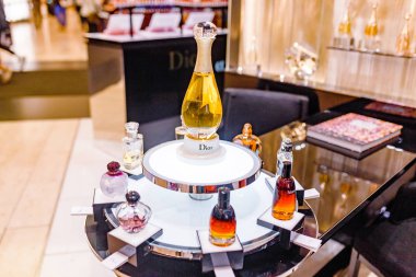 Berlin, Almanya - 19 Mayıs 2018: Dior marka kozmetik depolamak Kdw alışveriş merkezinde
