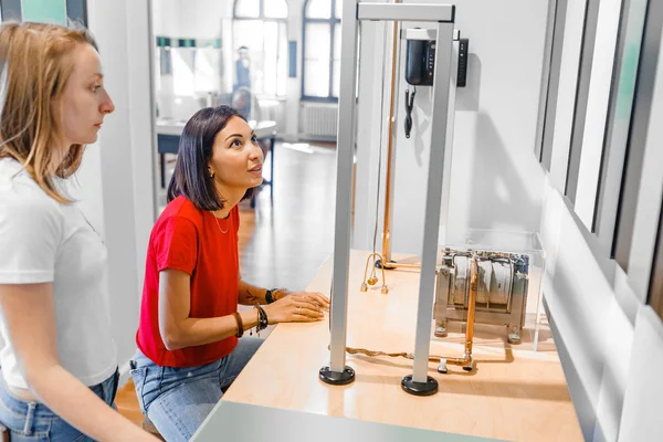 Студенти Роблять Експериментальну Роботу Галузі Механіки Фізики Сучасній Лабораторії — стокове фото