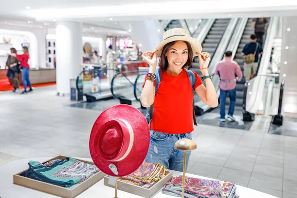 Mujer Asiática Centro Comercial Probando Sombreros Burlándose — Foto de Stock