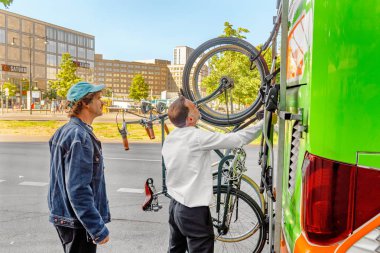 Berlin, Almanya, 20 Mayıs 2018: montaj ve yolcu bisiklet özel bir raf için tespitleme Flixbus veri yolu sürücüsü