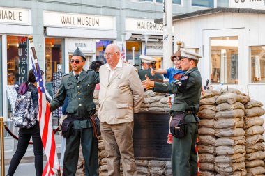 Berlin, Almanya - 19 Mayıs 2018: turistler fotoğraf checkpoint Charlie, askeri insanlarla yaparak