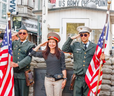 Berlin, Almanya - 19 Mayıs 2018: turistler fotoğraf checkpoint Charlie, askeri insanlarla yaparak