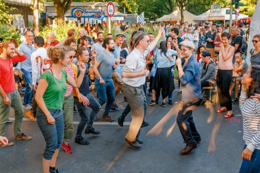 Berlin, Almanya - 20 Mayıs 2018: Berlin kültürler Festivali, dans flaş mafya. Açık havada, şehir cadde dans lindy hop insanlar