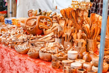 El yapımı tahta kaşıklar ve vintage mutfak gereçleri pazarında Satılık