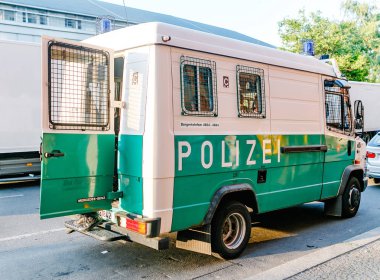 Berlin, Almanya - 20 Mayıs 2018: Polizei, Alman polis şehir srteet kamyonette van