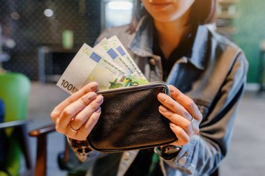 Kadın el Cafe cüzdan ve euro banknot para ile yakın çekim
