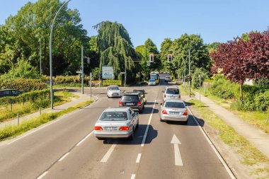 Berlin, Almanya, 20 Mayıs 2018: Berlin banliyölerinde trafik