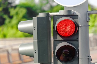 Şehir caddesinde kırmızı trafik ışığı