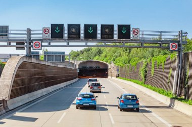 Berlin, Almanya, 20 Mayıs 2018: Berlin yakınlarındaki Otoban yolu araba trafik
