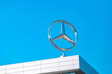 Berlin, Almanya, 20 Mayıs 2018: bir dükkan çatısında Mercedes Benz logosu
