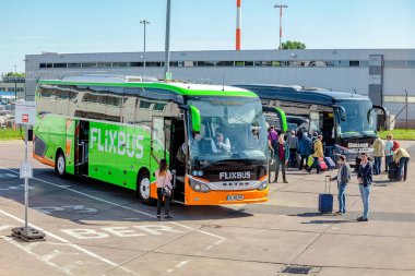 Berlin, Almanya, 20 Mayıs 2018: otobüs durağı İstasyonu ve yolcu Schonefeld Havaalanı'nda Flixbus