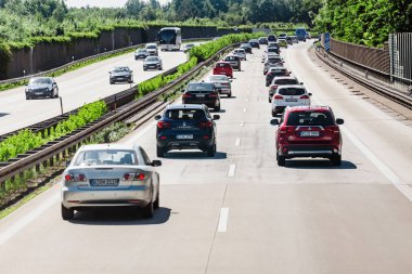 Berlin, Almanya, 20 Mayıs 2018: Berlin yakınlarındaki Otoban yolu araba trafik