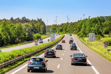 Berlin, Almanya, 20 Mayıs 2018: Berlin yakınlarındaki Otoban yolu araba trafik