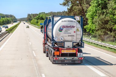 Berlin, Almanya, 20 Mayıs 2018: büyük yakıt tanker kamyon karayolu üzerinde