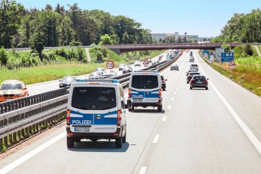 Berlin, Almanya, 20 Mayıs 2018: Alman polis araba otobüsü Otoban yola