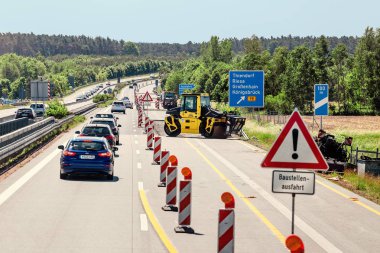 Berlin, Almanya, 20 Mayıs 2018: trafik sıkışıklığı nedeniyle kapalı yol asfalt yol Hizmetleri tarafından döşeme üzerinde onarım çalışmaları sırasında kuruldu