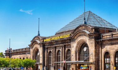 Dresden, Almanya, 20 Mayıs 2018: cephe Merkez Tren ve otobüs istasyonu Hauptbahnhof Sakson başkenti.