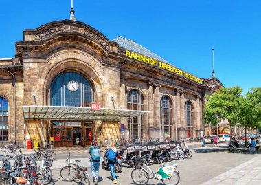 Dresden, Almanya, 20 Mayıs 2018: cephe Merkez Tren ve otobüs istasyonu Hauptbahnhof Sakson başkenti.