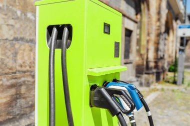 Elektrikli araç şarj ve akaryakıt istasyonu Ev arabalar, eko dostu modern iş başlangıç kavramı için güç kablosu kaynağının fişli