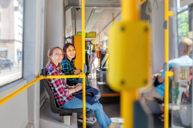 Tramvay kameraya gülümseyen iki mutlu kız