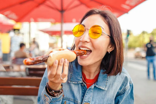 Жінка Їсть Currywurst Фаст Фуд Німецький Ковбаса Кафе Відкритий Вуличної — стокове фото