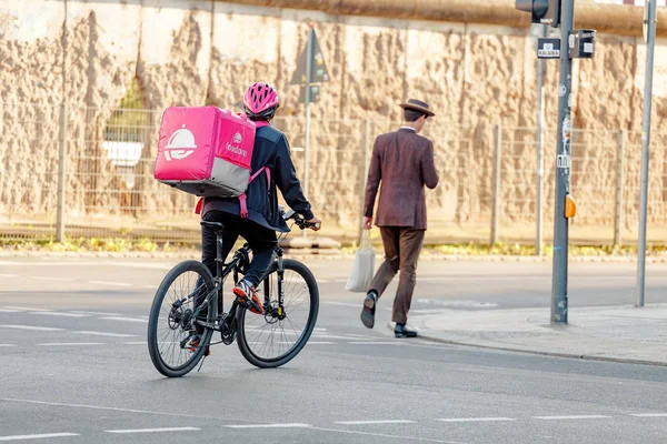 Берлин Германия Мая 2018 Доставка Пиццы Фастфуда Велосипеде — стоковое фото