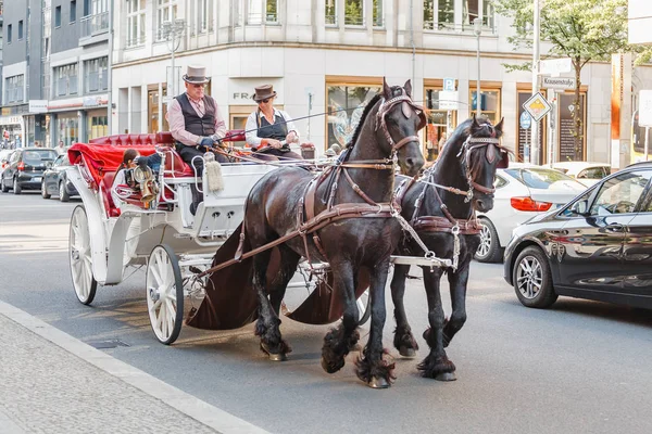 Берлин Германия Мая 2018 Туристы Ездят Традиционном Автобусе Двумя Лошадьми — стоковое фото