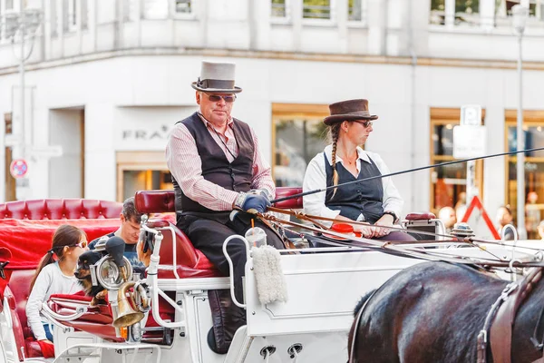 Berlín Alemania Mayo 2018 Los Turistas Viajan Autocar Tradicional Con — Foto de Stock