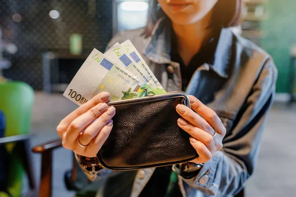 Close Mãos Mulher Com Carteira Dinheiro Notas Euro Café — Fotografia de Stock