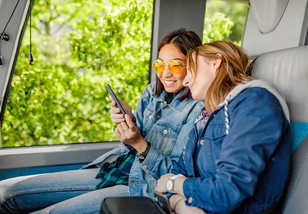 Щасливі Молоді Жінки Друзі Подорожують Автобусом Використовують Мобільний Інтернет Своєму — стокове фото