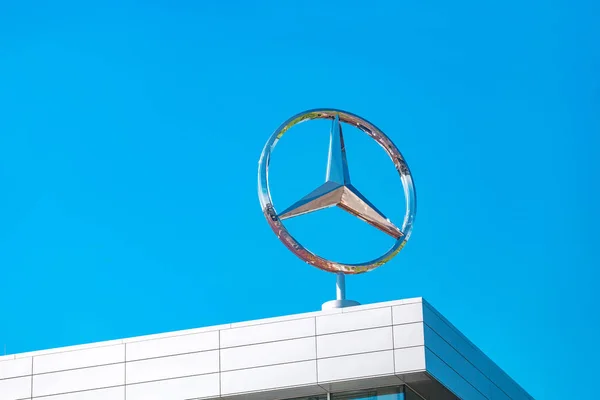 Berlin Niemcy Dnia Maja 2018 Mercedes Benz Logo Dachu Sklepu — Zdjęcie stockowe