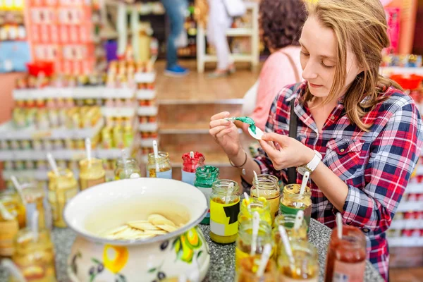 Retrato Una Joven Modelo Degustando Varios Sabores Mostaza — Foto de Stock