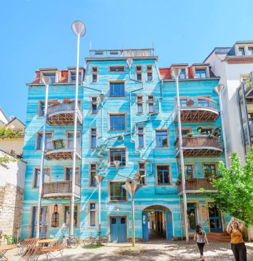 Dresden, Almanya, 20 Mayıs 2018: Kunsthofpassage olarak da bilinen su veya yağmur ev inşa Dresden Neustadt mimarisinin şaşırtıcı şaheseri olduğunu