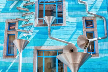 Dresden, Almanya, 20 Mayıs 2018: Kunsthofpassage olarak da bilinen su veya yağmur ev inşa Dresden Neustadt mimarisinin şaşırtıcı şaheseri olduğunu