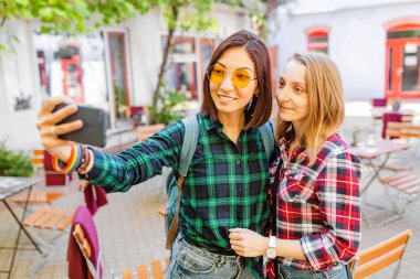 yaşam tarzı selfie eğleniyor ve selfie yaparak iki genç olumlu hipster kadın portresi