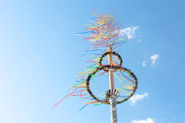 tipik greman kutup veya maibaum Festivali'nde önünde mavi gökyüzü, bahar tatil kavramı