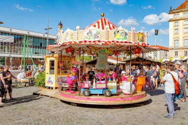 Dresden, Almanya - 20 Mayıs 2018: carousel eğleniyor çocuk