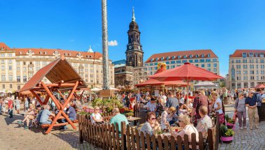 Dresden, Almanya - 20 Mayıs 2018: insanlar adil Bahar Festivali Dresden, lezzetli yemekleri yiyip bira içmeyi pazar ziyaret