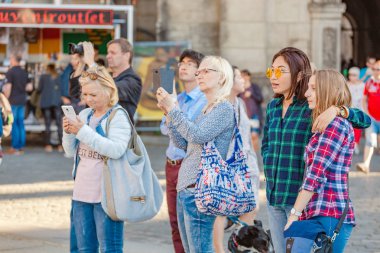 Dresden, Almanya - 20 Mayıs 2018: kalabalık turist dik dik bakıp fotoğraf çekim yapar