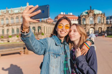 Kadın turist çift arkadaş Zwinger Palace Dresden, seyahat veya Europe kavramı içinde çalışma