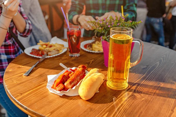 Salchichas Curry Con Cerveza Mesa Restaurante Aire Libre — Foto de Stock