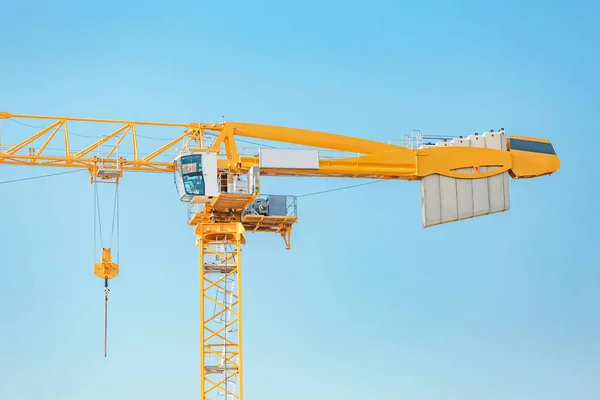 Torre Guindaste Construção Contra Céu Azul — Fotografia de Stock