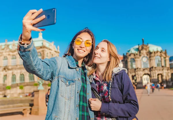 Kadın turist çift arkadaş Zwinger Palace Dresden, seyahat veya Europe kavramı içinde çalışma