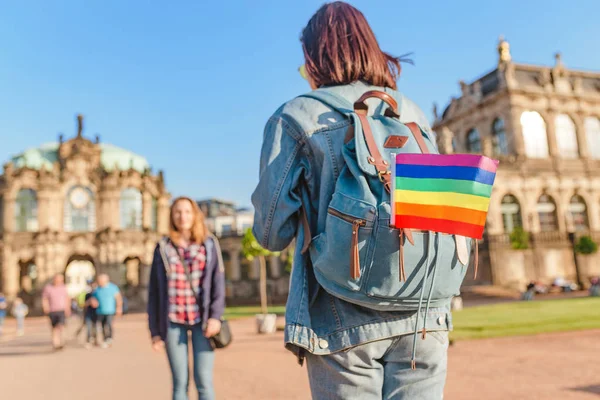 Két Lány Utazó Szórakozik Drezdában Szivárvány Zászló Szimbólum Szabad Szerelem — Stock Fotó