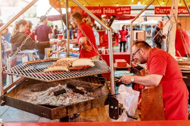 Dresden, Almanya - 20 Mayıs 2018: adam sokak gıda Market düz bir ızgara sosis pişirme
