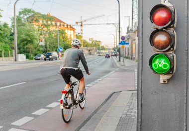 Yeşil Bisiklet işareti, yol güvenliği ve ulaşım şehir konsepti ile trafik ışık