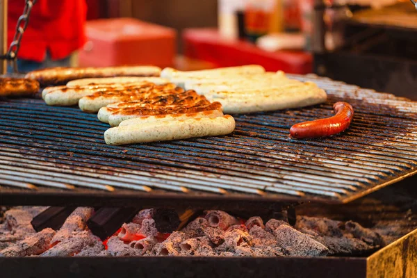 Hombre Cocinando Salchichas Una Parrilla Plana Mercado Alimentos Calle — Foto de Stock