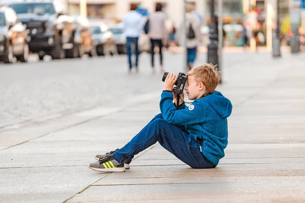 Dresden Germany May 2018 Портрет Мальчика Фотографиями Городской Улице — стоковое фото