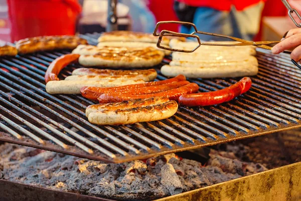 Hombre Cocinando Salchichas Una Parrilla Plana Mercado Alimentos Calle — Foto de Stock