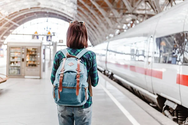 Uma Jovem Turista Com Mochila Espera Por Trem Estação Ferroviária — Fotografia de Stock